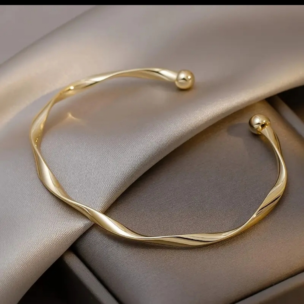 Elegant Gold Twist Bracelet